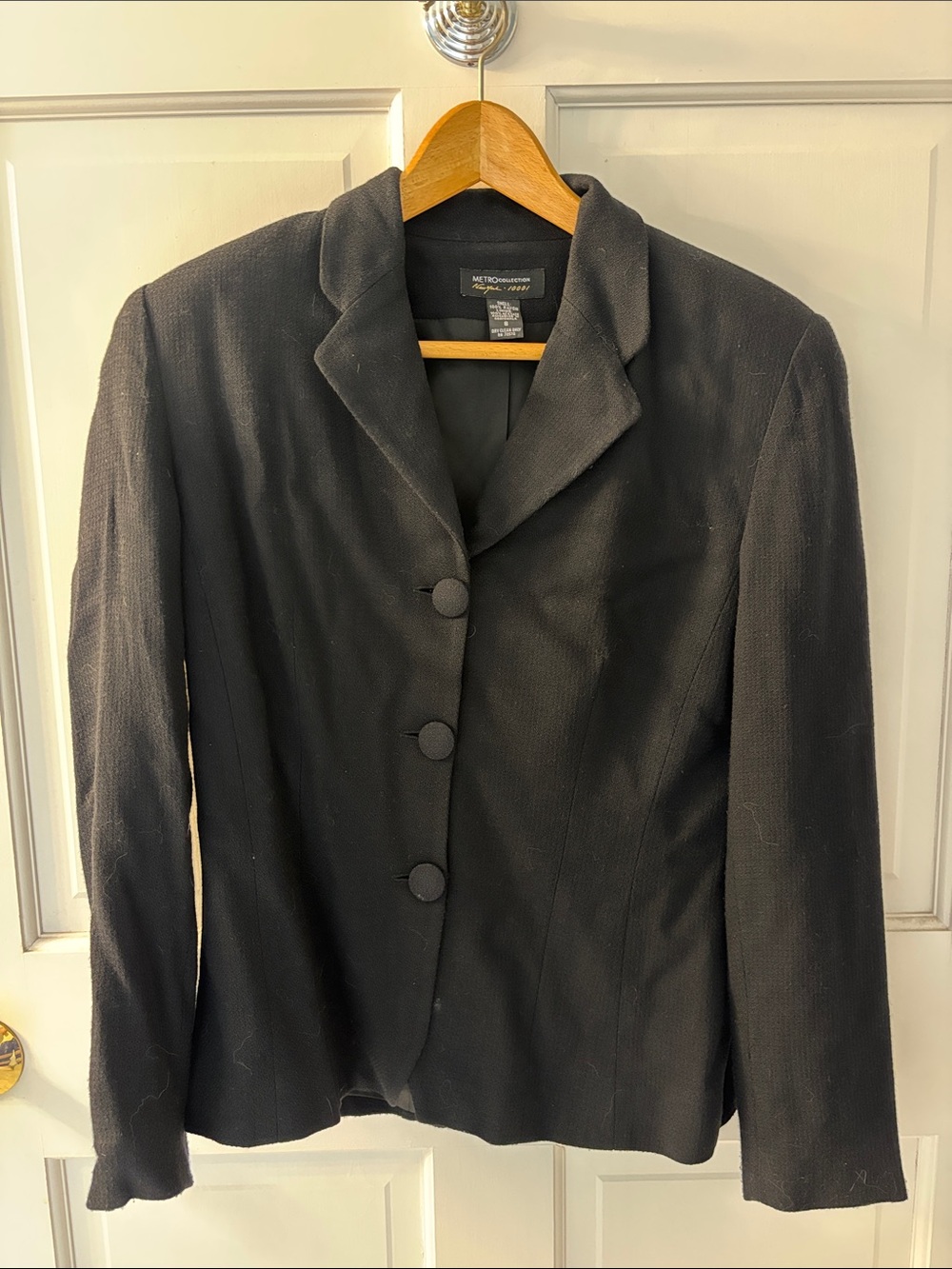 Metro Black Single-Breasted Three-Button Women's Blazer